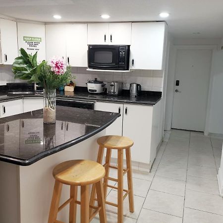 Tidy Private Rooms With Full Kitchen Toronto Exterior photo