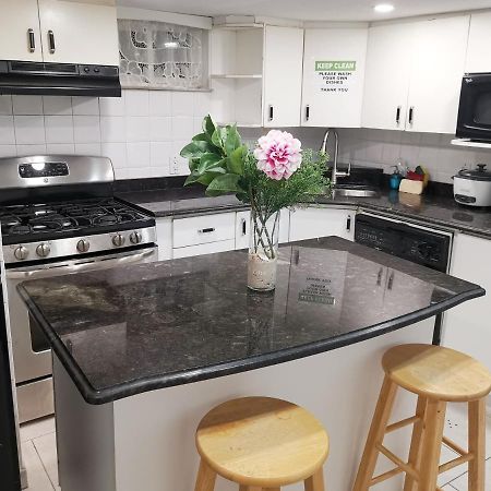 Tidy Private Rooms With Full Kitchen Toronto Exterior photo