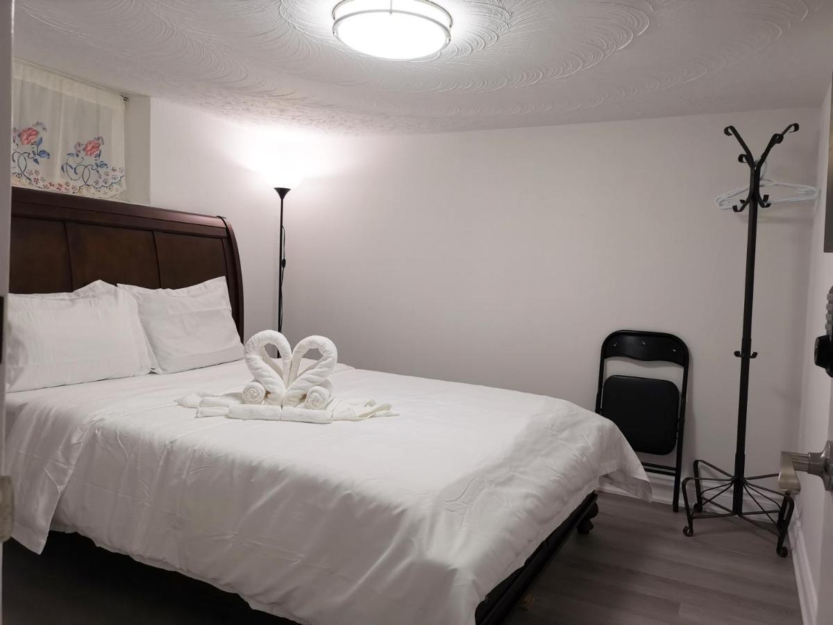 Tidy Private Rooms With Full Kitchen Toronto Exterior photo