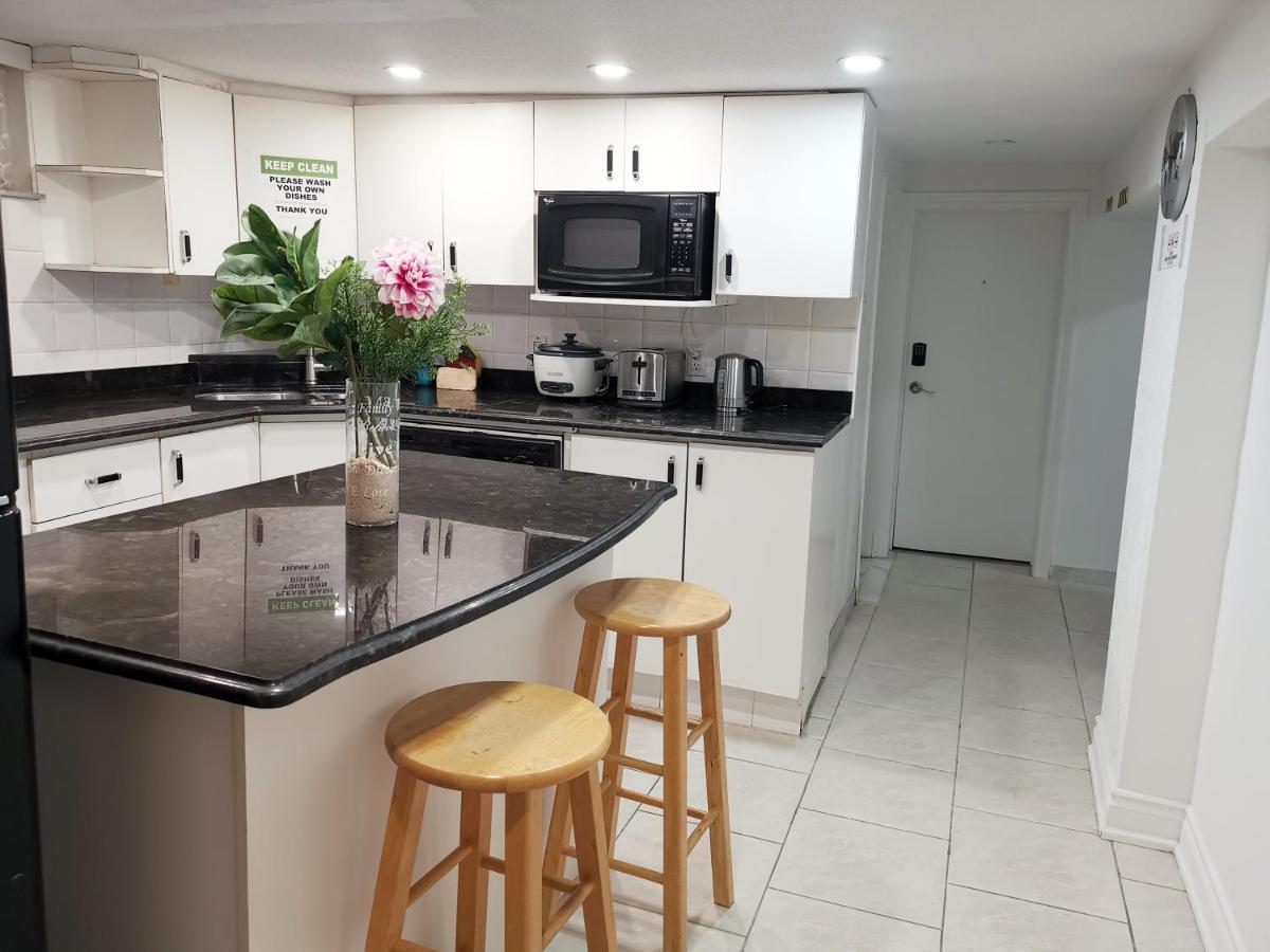 Tidy Private Rooms With Full Kitchen Toronto Exterior photo
