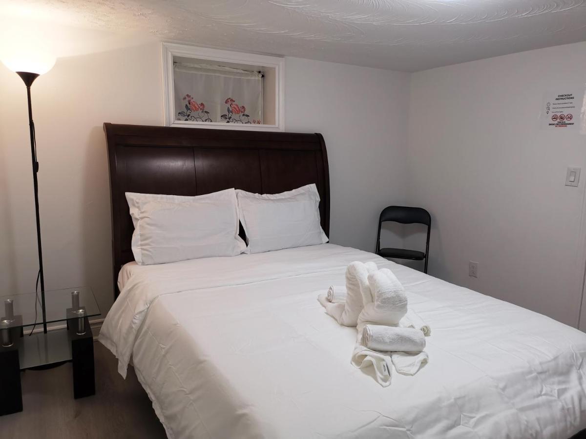 Tidy Private Rooms With Full Kitchen Toronto Exterior photo