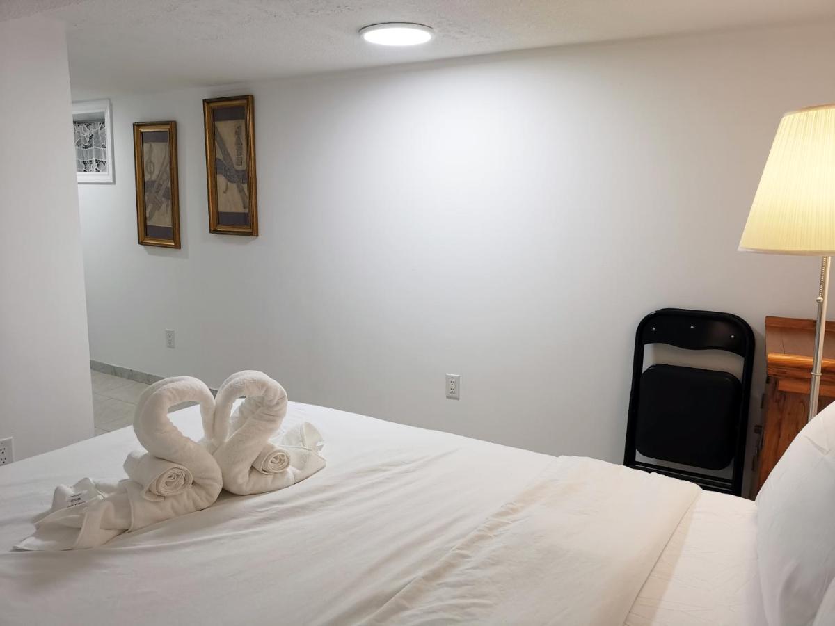 Tidy Private Rooms With Full Kitchen Toronto Exterior photo