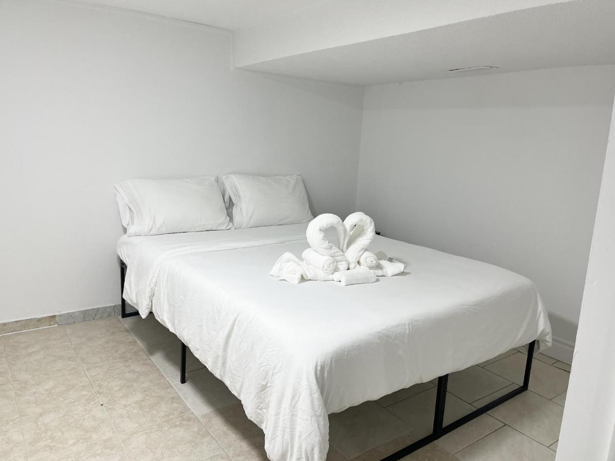 Tidy Private Rooms With Full Kitchen Toronto Exterior photo