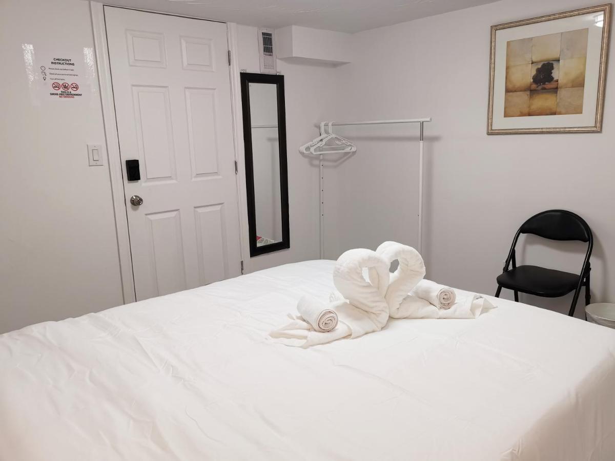Tidy Private Rooms With Full Kitchen Toronto Exterior photo