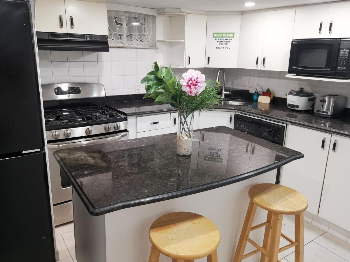 Tidy Private Rooms With Full Kitchen Toronto Exterior photo