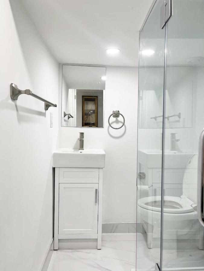 Tidy Private Rooms With Full Kitchen Toronto Exterior photo