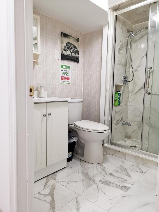 Tidy Private Rooms With Full Kitchen Toronto Exterior photo